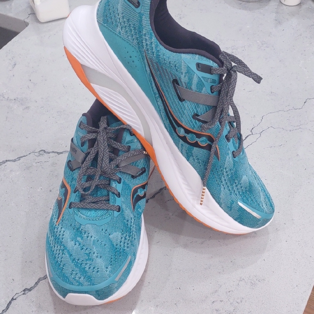 Men's Saucony Teal Guide 16 Running Sneakers with Orange Accents Size 10 Wide